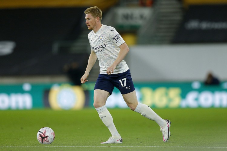 为什么AA在翻牌圈遇到三张同花牌时，必须采取保守的控池策略？（当翻牌圈出现三张同花牌时，持有AA为何应选择保守控池？）